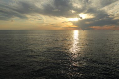 Rusya Federasyonu'nun Soçi kentinde Karadeniz'de ve yatlarda güzel gün batımı. Seçilen Odak.