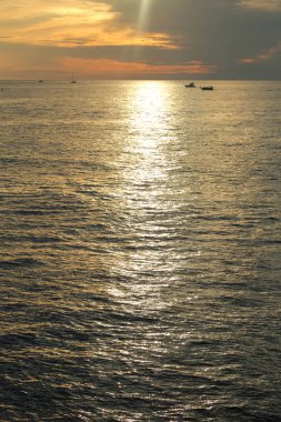 Rusya Federasyonu'nun Soçi kentinde Karadeniz'de ve yatlarda güzel gün batımı. Seçilen Odak.