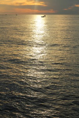 Rusya Federasyonu'nun Soçi kentinde Karadeniz'de ve yatlarda güzel gün batımı. Seçilen Odak.