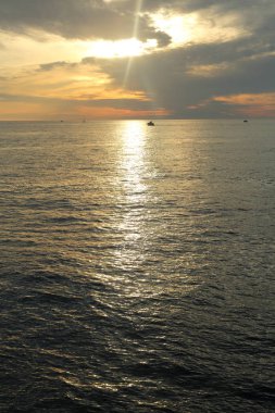 Rusya Federasyonu'nun Soçi kentinde Karadeniz'de ve yatlarda güzel gün batımı. Seçilen Odak.