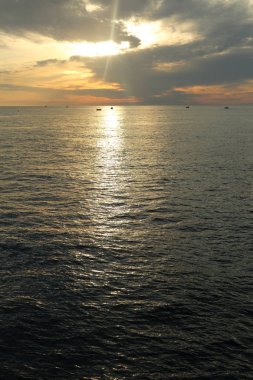 Rusya Federasyonu'nun Soçi kentinde Karadeniz'de ve yatlarda güzel gün batımı. Seçilen Odak.