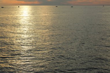 Rusya Federasyonu'nun Soçi kentinde Karadeniz'de ve yatlarda güzel gün batımı. Seçilen Odak.