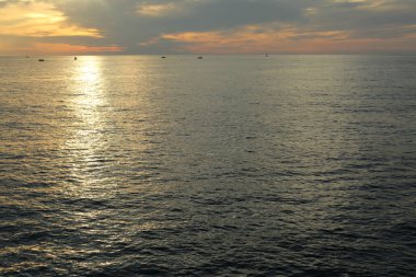 Rusya Federasyonu'nun Soçi kentinde Karadeniz'de ve yatlarda güzel gün batımı. Seçilen Odak.