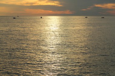 Rusya Federasyonu'nun Soçi kentinde Karadeniz'de ve yatlarda güzel gün batımı. Seçilen Odak.
