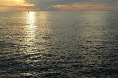 Rusya Federasyonu'nun Soçi kentinde Karadeniz'de ve yatlarda güzel gün batımı. Seçilen Odak.