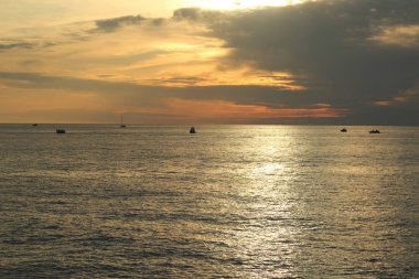 Rusya Federasyonu'nun Soçi kentinde Karadeniz'de ve yatlarda güzel gün batımı. Seçilen Odak.