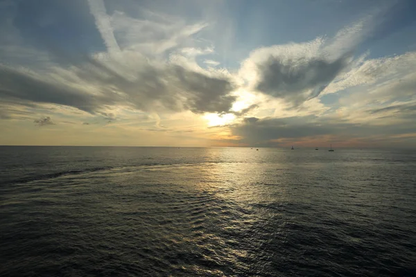 Güzel gün batımı Karadeniz ve yahts Sochi, Rusya Federasyonu. Seçilen odak.