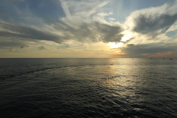 Güzel gün batımı Karadeniz ve yahts Sochi, Rusya Federasyonu. Seçilen odak.