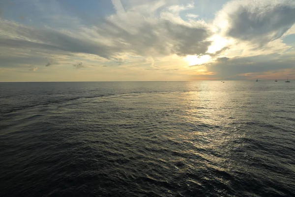 Rusya Federasyonu'nun Soçi kentinde Karadeniz'de ve yatlarda güzel gün batımı. Seçilen Odak.
