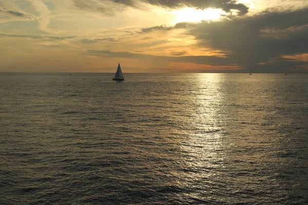 Rusya Federasyonu'nun Soçi kentinde Karadeniz'de ve yatlarda güzel gün batımı. Seçilen Odak.