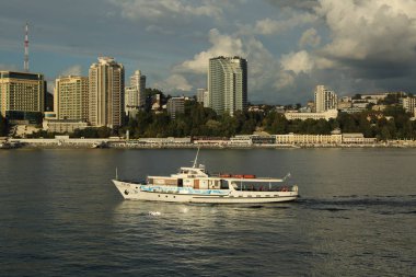 Sochi, Rusya Federasyonu - 1 Ekim 2017: Sochi, Rusya Federasyonu günbatımı zamanı akşam itibariyle güzel liman. Seçilen odak.