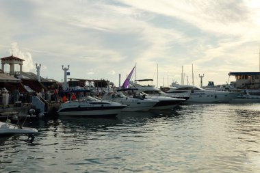Sochi, Rusya Federasyonu - 1 Ekim 2017: Sochi, Rusya Federasyonu günbatımı zamanı akşam itibariyle güzel liman. Seçilen odak.