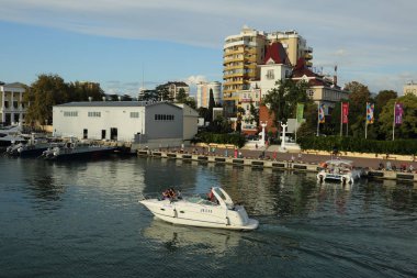 Sochi, Rusya Federasyonu - 1 Ekim 2017: Sochi, Rusya Federasyonu günbatımı zamanı akşam itibariyle güzel liman. Seçilen odak.