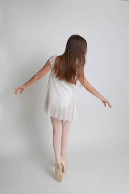 Güzel küçük balerin pointe Studio üzerinde