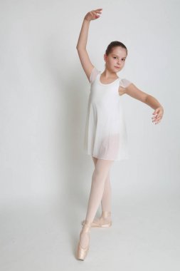 Güzel küçük balerin pointe Studio üzerinde