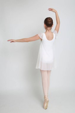 Güzel küçük balerin pointe Studio üzerinde