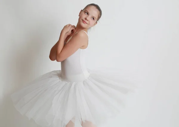 美丽的小芭蕾舞演员 在工作室 — 图库照片