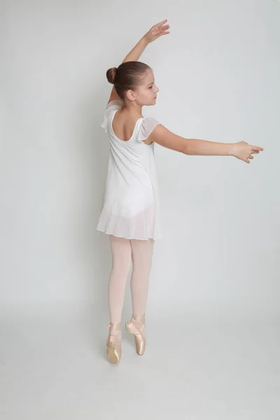 Schöne Kleine Ballerina Auf Spitze Studio — Stockfoto