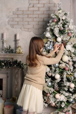 Güzel küçük kız tatil Tema Noel ağacı üzerinde