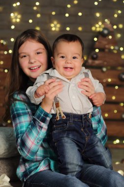 Kardeş ve bebek kardeşi tatil Tema Noel ağacı üzerinde