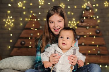 Kardeş ve bebek kardeşi tatil Tema Noel ağacı üzerinde
