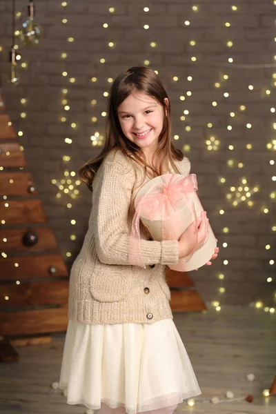 Niña Sosteniendo Regalo Navidad —  Fotos de Stock