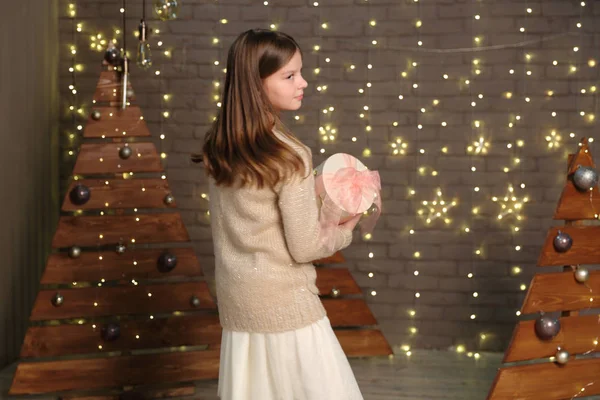 Niña Sosteniendo Regalo Navidad — Foto de Stock