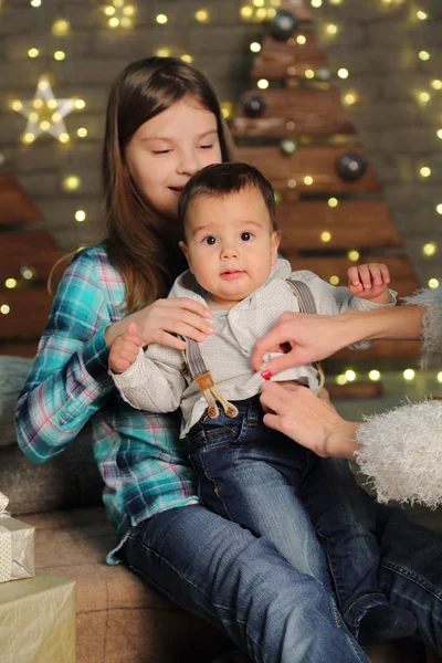 Madre Con Hija Bebé Niño Sobre Árbol Navidad Tema Vacaciones — Foto de Stock