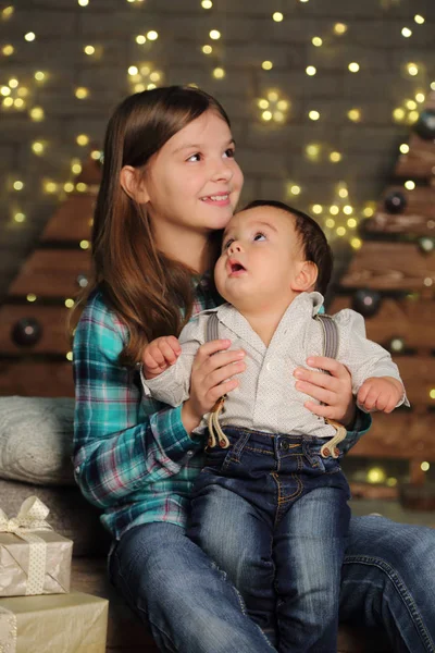 Schwester Und Kleiner Bruder Über Weihnachtsbaum Zum Feiertagsthema — Stockfoto
