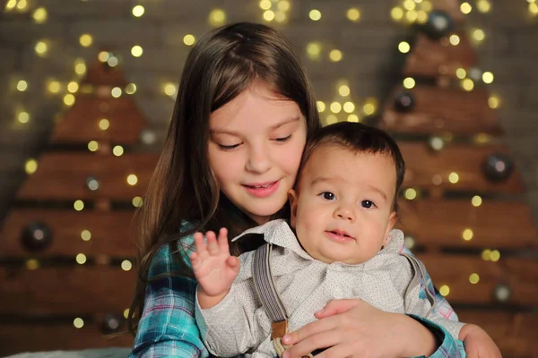 休日のテーマのクリスマス ツリーに姉妹と赤ちゃんの弟 — ストック写真