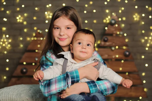 Hermana Hermano Pequeño Sobre Árbol Navidad Tema Vacaciones —  Fotos de Stock