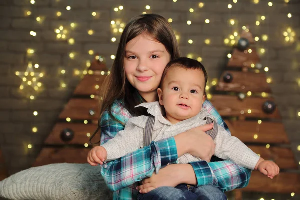 Hermana Hermano Pequeño Sobre Árbol Navidad Tema Vacaciones —  Fotos de Stock