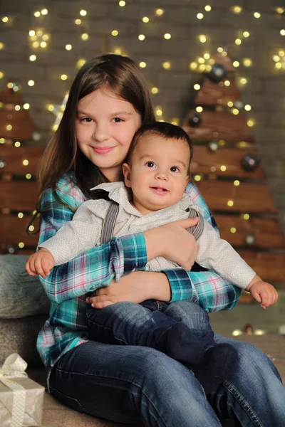 姐妹和婴孩兄弟圣诞节树在假日主题 — 图库照片
