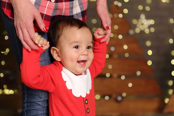 母親と赤ちゃんにクリスマス休暇 — ストック写真