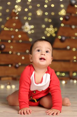 Tatil teması üzerinde Noel ağacı üzerinde yakışıklı erkek bebek Stüdyo görüntüsü