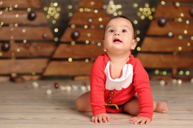 Tatil teması üzerinde Noel ağacı üzerinde yakışıklı erkek bebek Stüdyo görüntüsü