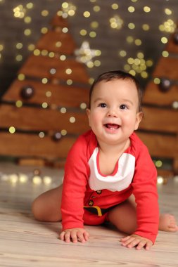 Tatil teması üzerinde Noel ağacı üzerinde yakışıklı erkek bebek Stüdyo görüntüsü