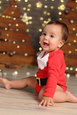 Tatil teması üzerinde Noel ağacı üzerinde yakışıklı erkek bebek Stüdyo görüntüsü