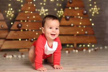 Tatil teması üzerinde Noel ağacı üzerinde yakışıklı erkek bebek Stüdyo görüntüsü