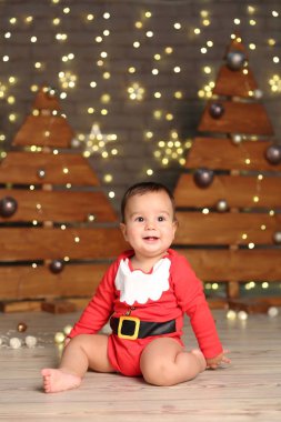 Tatil teması üzerinde Noel ağacı üzerinde yakışıklı erkek bebek Stüdyo görüntüsü