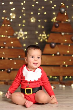 Tatil teması üzerinde Noel ağacı üzerinde yakışıklı erkek bebek Stüdyo görüntüsü