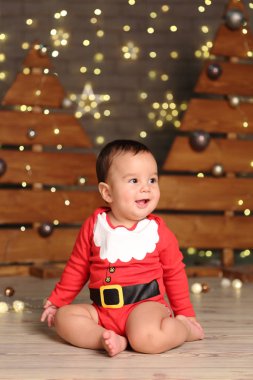 Tatil teması üzerinde Noel ağacı üzerinde yakışıklı erkek bebek Stüdyo görüntüsü