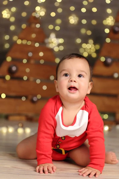 工作室图像的英俊男婴在圣诞树上假日主题 — 图库照片