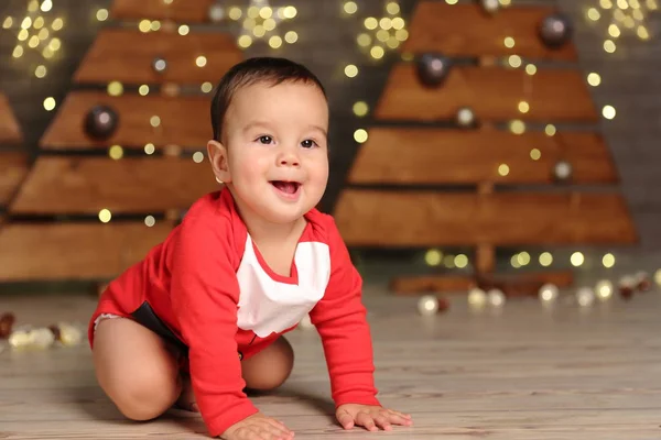 Imagem Estúdio Menino Bonito Sobre Árvore Natal Tema Férias — Fotografia de Stock