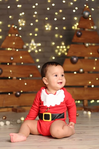 Studio Bild Stilig Baby Boy Över Julgran Semestertema — Stockfoto