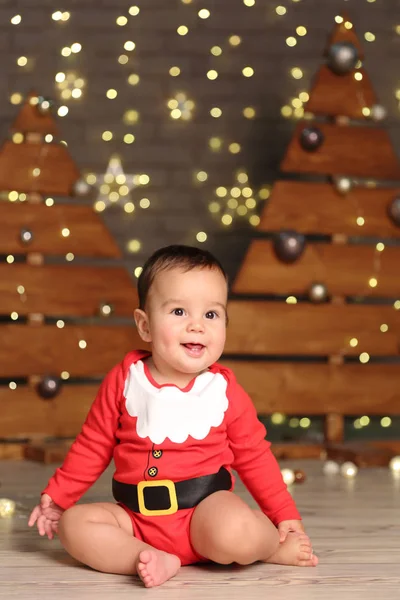 Tatil teması üzerinde Noel ağacı üzerinde yakışıklı erkek bebek Stüdyo görüntüsü