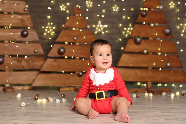 Tatil tema Noel ağacı üzerinde bebek çocuk