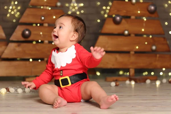 Tatil teması üzerinde Noel ağacı üzerinde yakışıklı erkek bebek Stüdyo görüntüsü