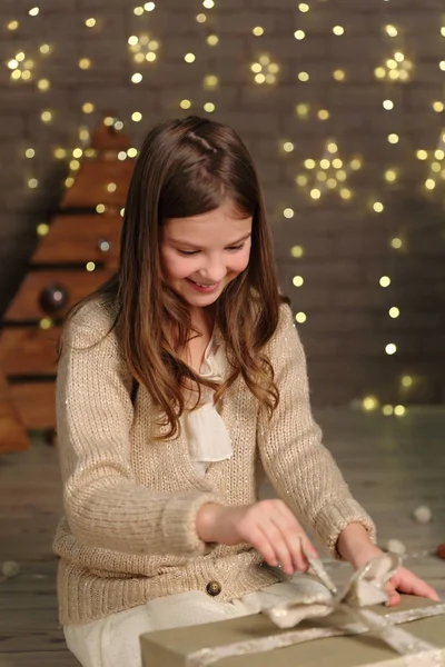 Bambina Che Tiene Regalo Natale — Foto Stock