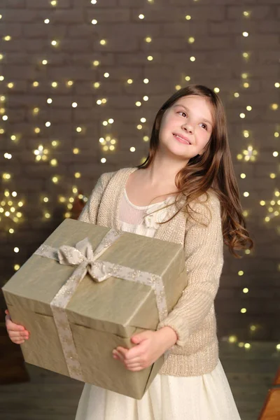 Bambina Che Tiene Regalo Natale — Foto Stock